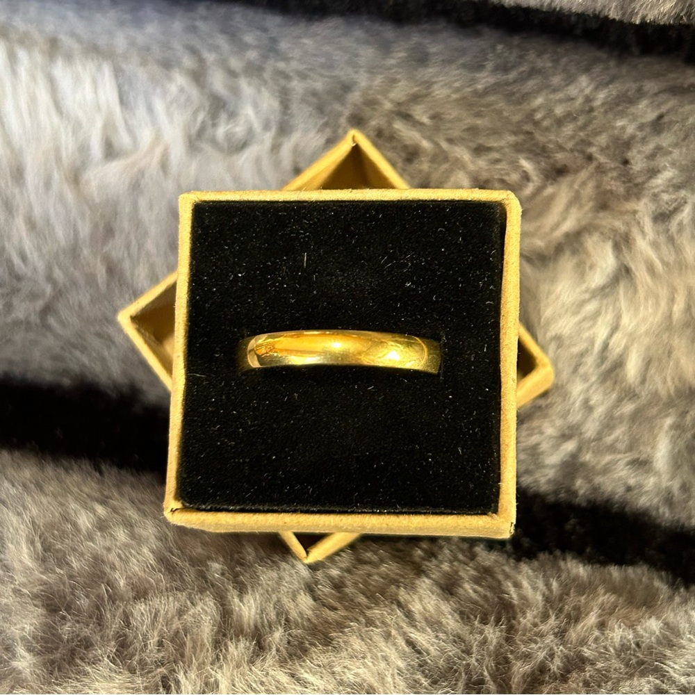 Men’s 18kt solid yellow gold 4mm classic dome wedding band NIB 11.5